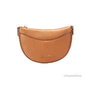 Sac à bandoulière demi-lune en cuir grainé Michael Kors Dover Small Luggage