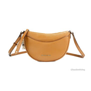 Sac à bandoulière demi-lune en cuir grainé Michael Kors Dover Small Luggage