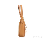 Sac à bandoulière demi-lune en cuir grainé Michael Kors Dover Small Luggage