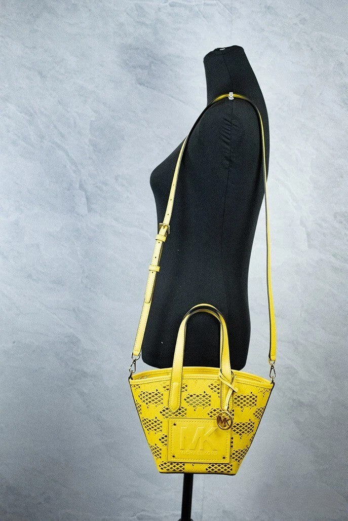 Borsa a tracolla tote Michael Kors Kimber Small 2-in-1 con cerniera, in pelle color narciso