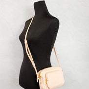 Sac bandoulière appareil photo Burberry en cuir grainé rose pêche, petit modèle, avec logo