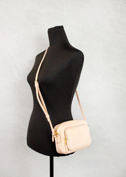 Sac bandoulière appareil photo Burberry en cuir grainé rose pêche, petit modèle, avec logo