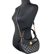 Sac bandoulière Versace en cuir matelassé noir avec chaîne, forme demi-lune