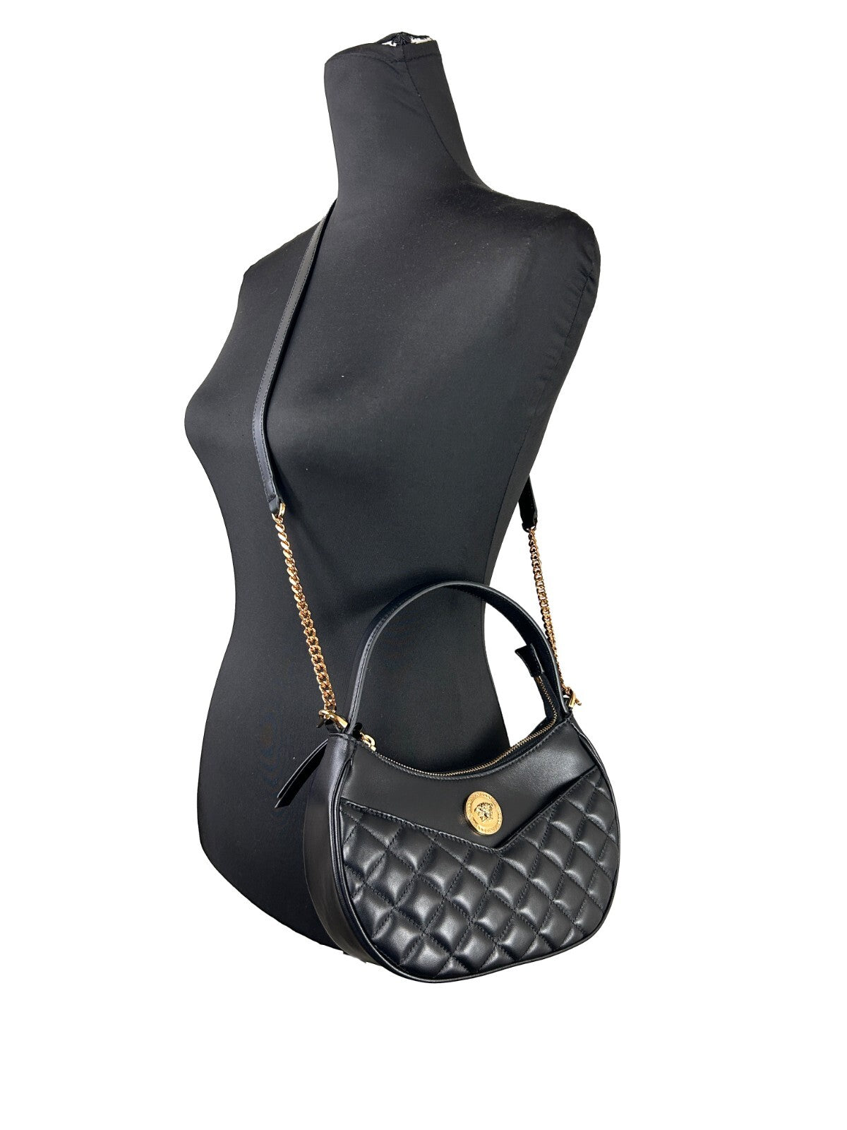Sac bandoulière Versace en cuir matelassé noir avec chaîne, forme demi-lune