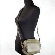 Borsa a tracolla con fotocamera piccola Burberry in pelle martellata verde felce scuro con marchio