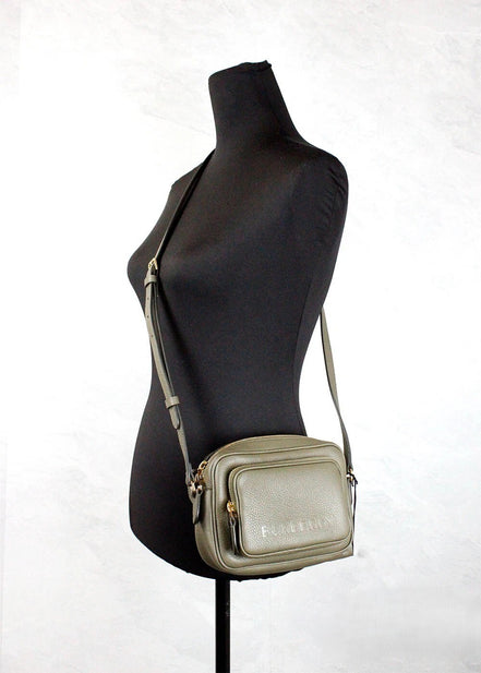 Borsa a tracolla con fotocamera piccola Burberry in pelle martellata verde felce scuro con marchio