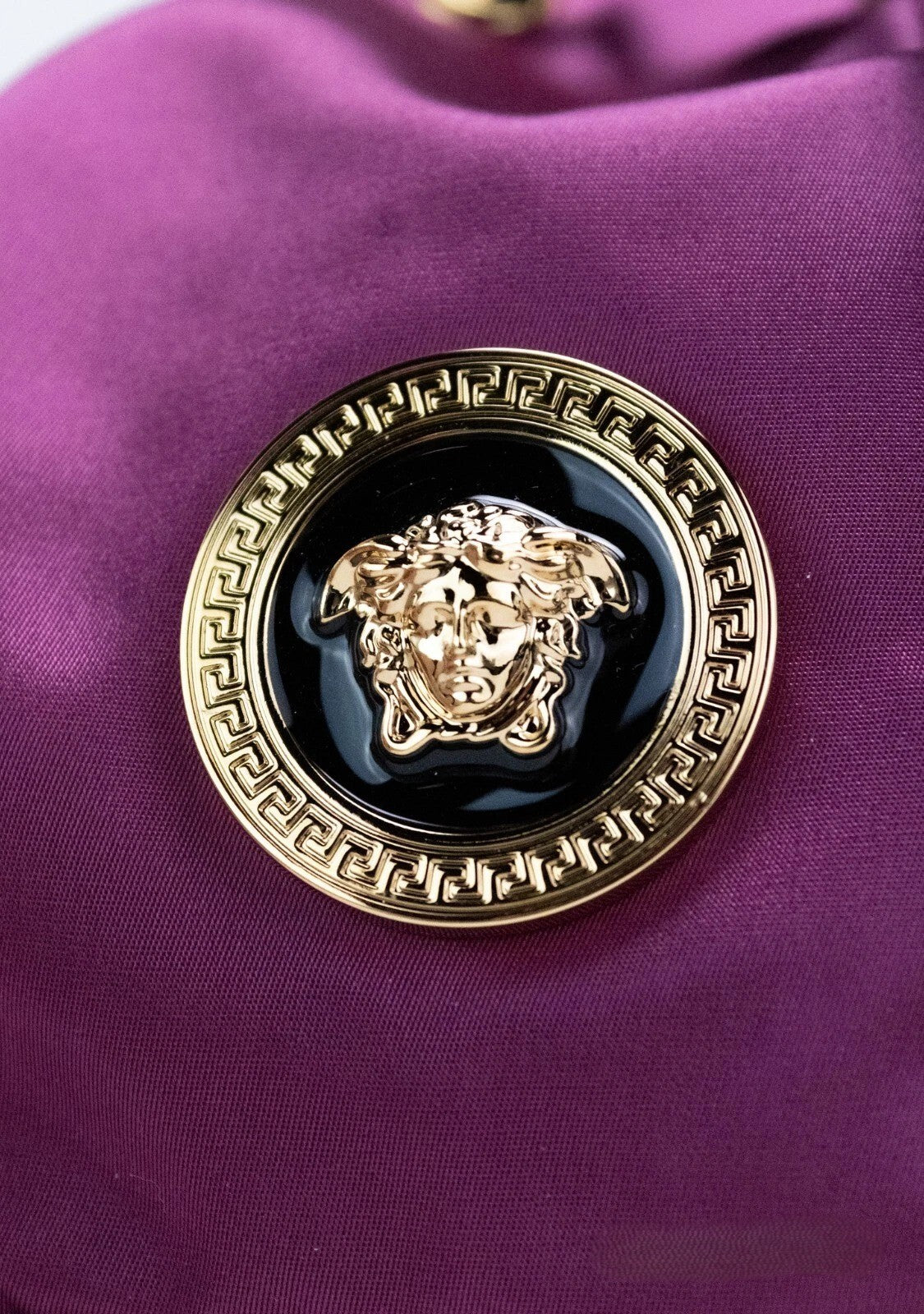 Sac à bandoulière Versace Small Dahlia en nylon avec pendentif Méduse et chaîne