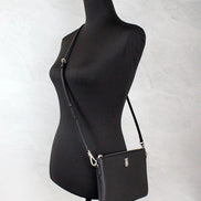 Sac bandoulière pochette en cuir noir Monogram Peyton Burberry