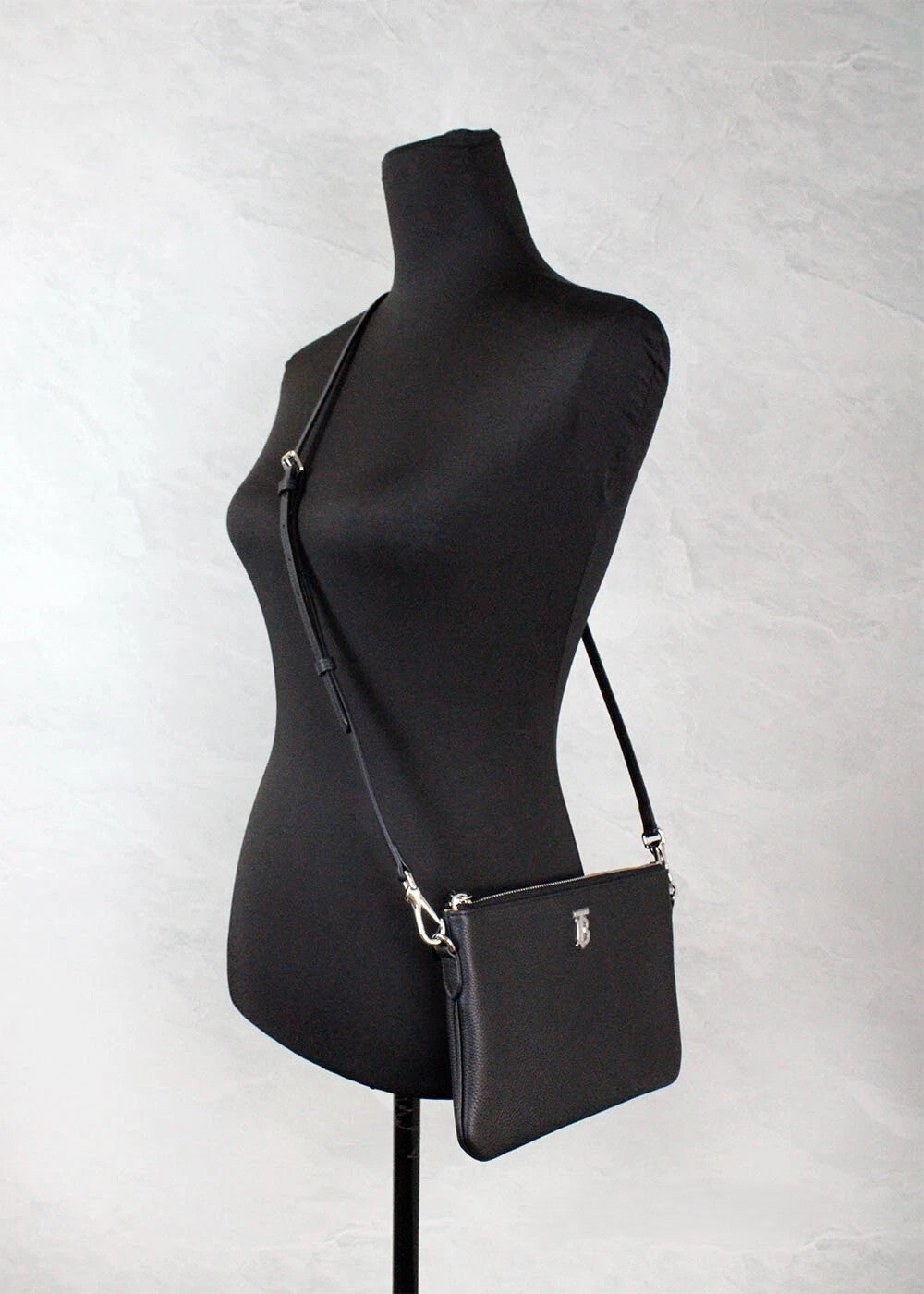 Sac bandoulière pochette en cuir noir Monogram Peyton Burberry