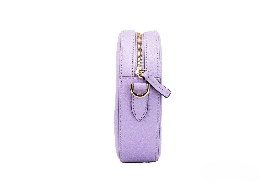 Borsa a tracolla con custodia per fotocamera Versace Round Disco in pelle martellata lilla