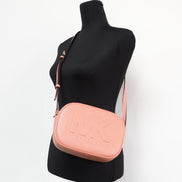 Sac bandoulière appareil photo ovale moyen Michael Kors Jet Set Travel en cuir Sherbert