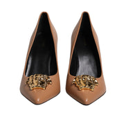 Décolleté con tacco alto e placca logo in pelle marrone Versace