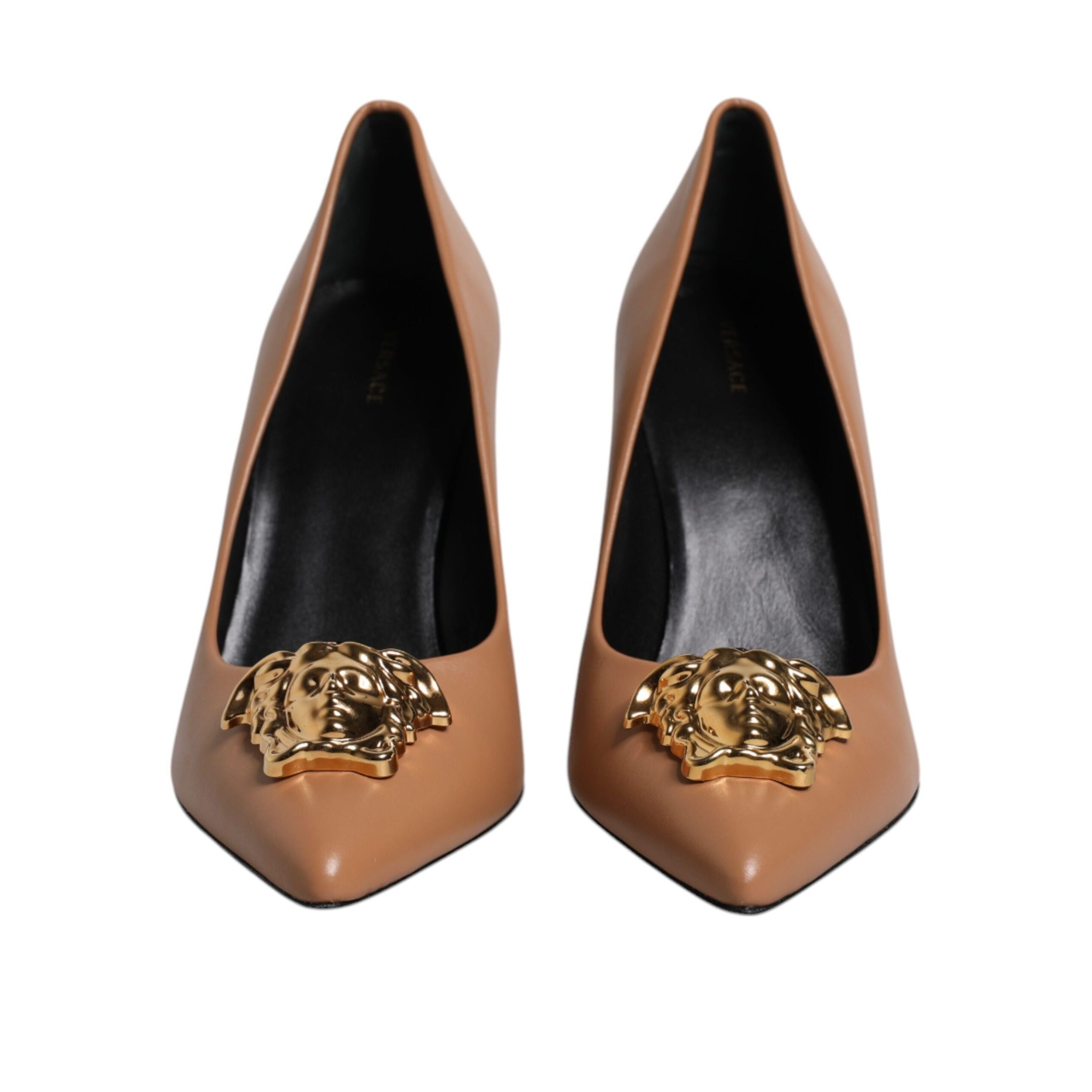 Décolleté con tacco alto e placca logo in pelle marrone Versace
