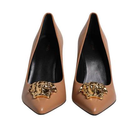 Décolleté con tacco alto e placca logo in pelle marrone Versace