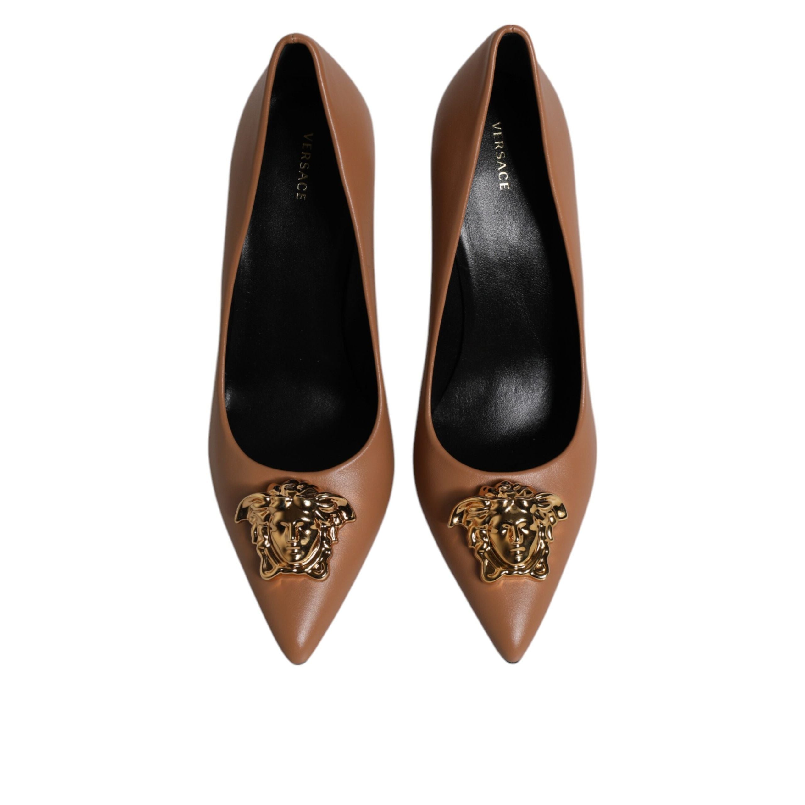 Décolleté con tacco alto e placca logo in pelle marrone Versace
