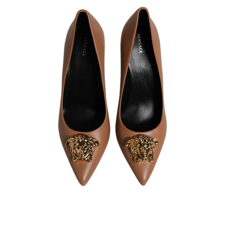 Décolleté con tacco alto e placca logo in pelle marrone Versace