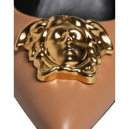 Décolleté con tacco alto e placca logo in pelle marrone Versace