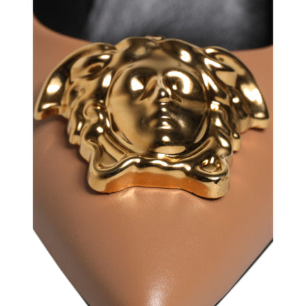 Décolleté con tacco alto e placca logo in pelle marrone Versace