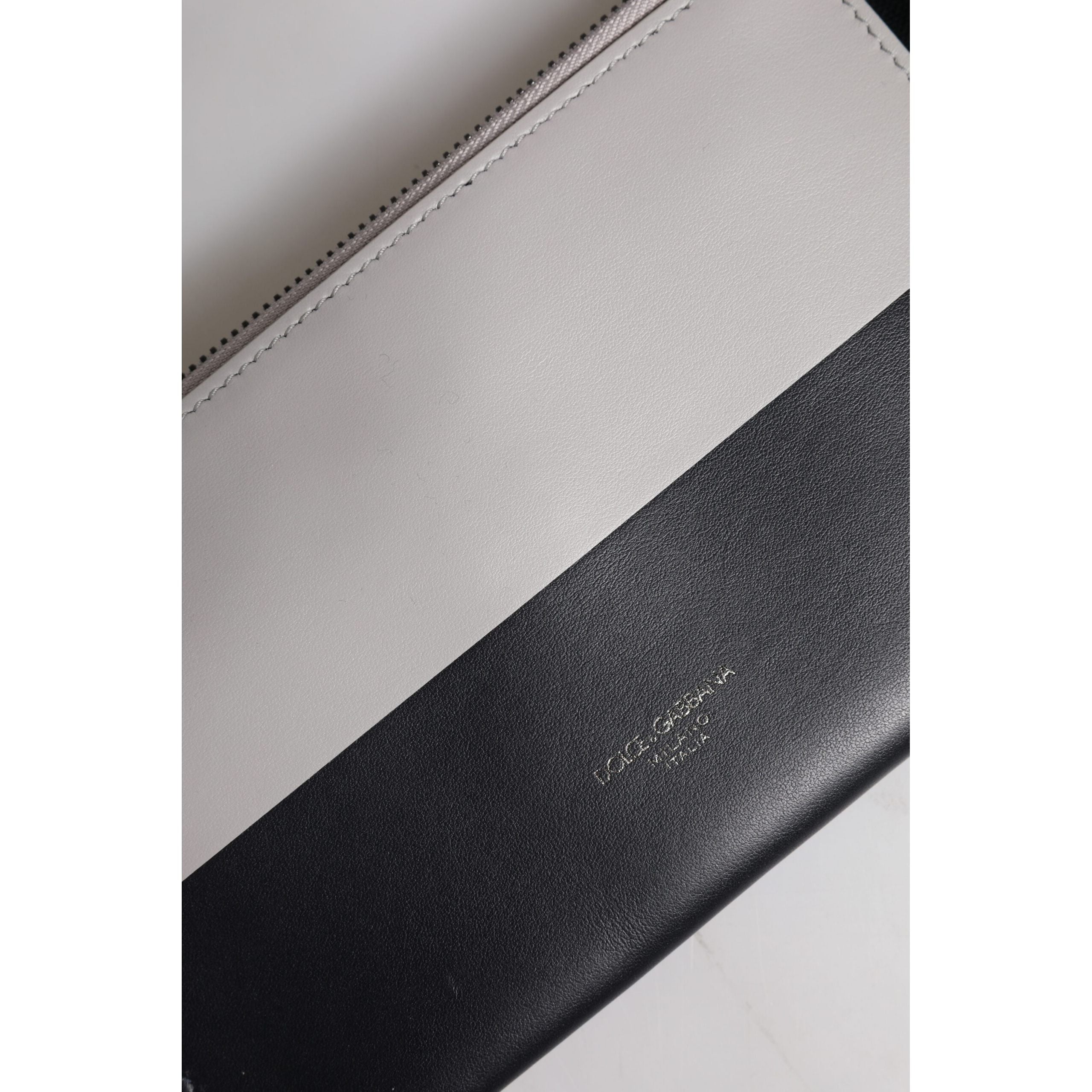 Sac bandoulière Dolce & Gabbana en cuir noir et blanc avec logo embossé