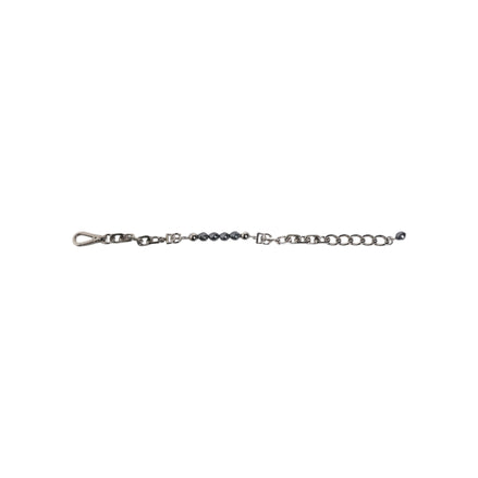 Bracciale Dolce & Gabbana con catena color argento, chiusura a moschettone, logo e perle grigie