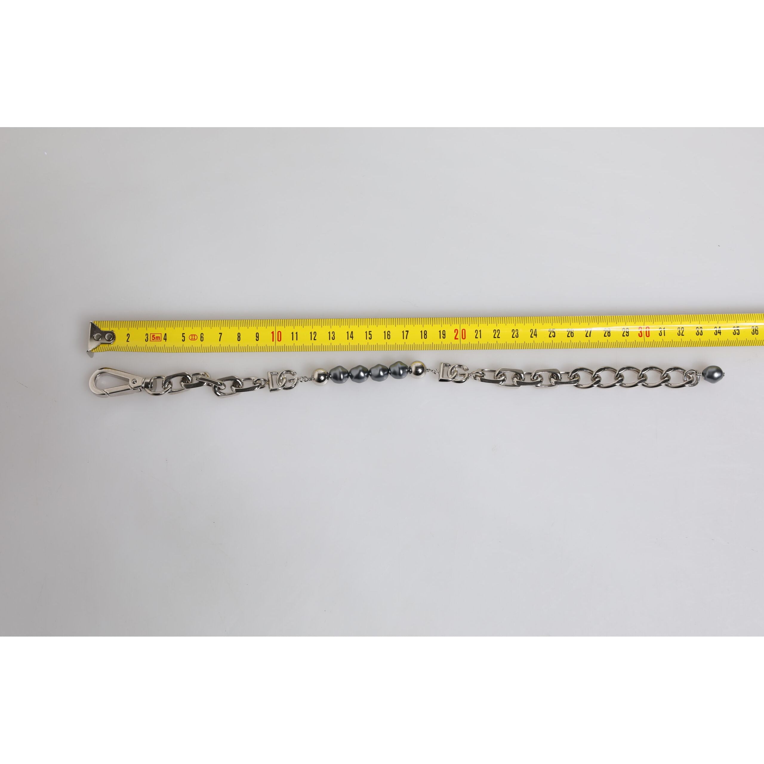 Bracelet Dolce & Gabbana en chaîne argentée, fermoir mousqueton, logo et perles grises