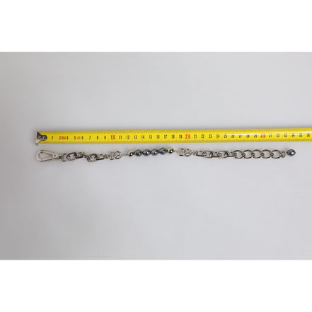 Bracelet Dolce & Gabbana en chaîne argentée, fermoir mousqueton, logo et perles grises