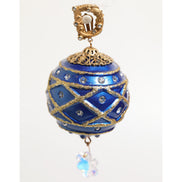 Boucles d'oreilles clips Dolce & Gabbana en laiton doré, boule de Noël bleue et cristaux.