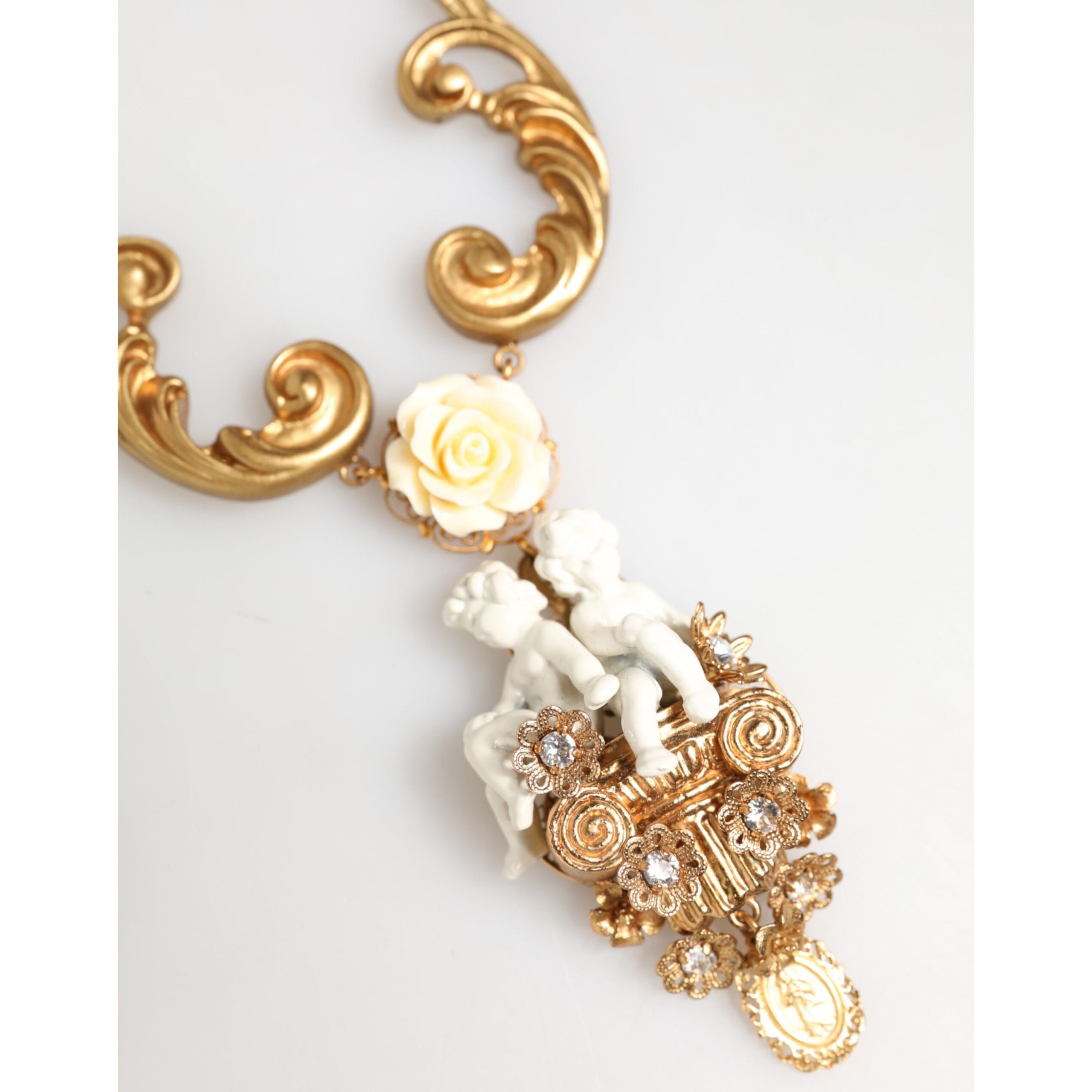 Collana pendente barocca Dolce & Gabbana con cherubino in ceramica dorata e cristallo