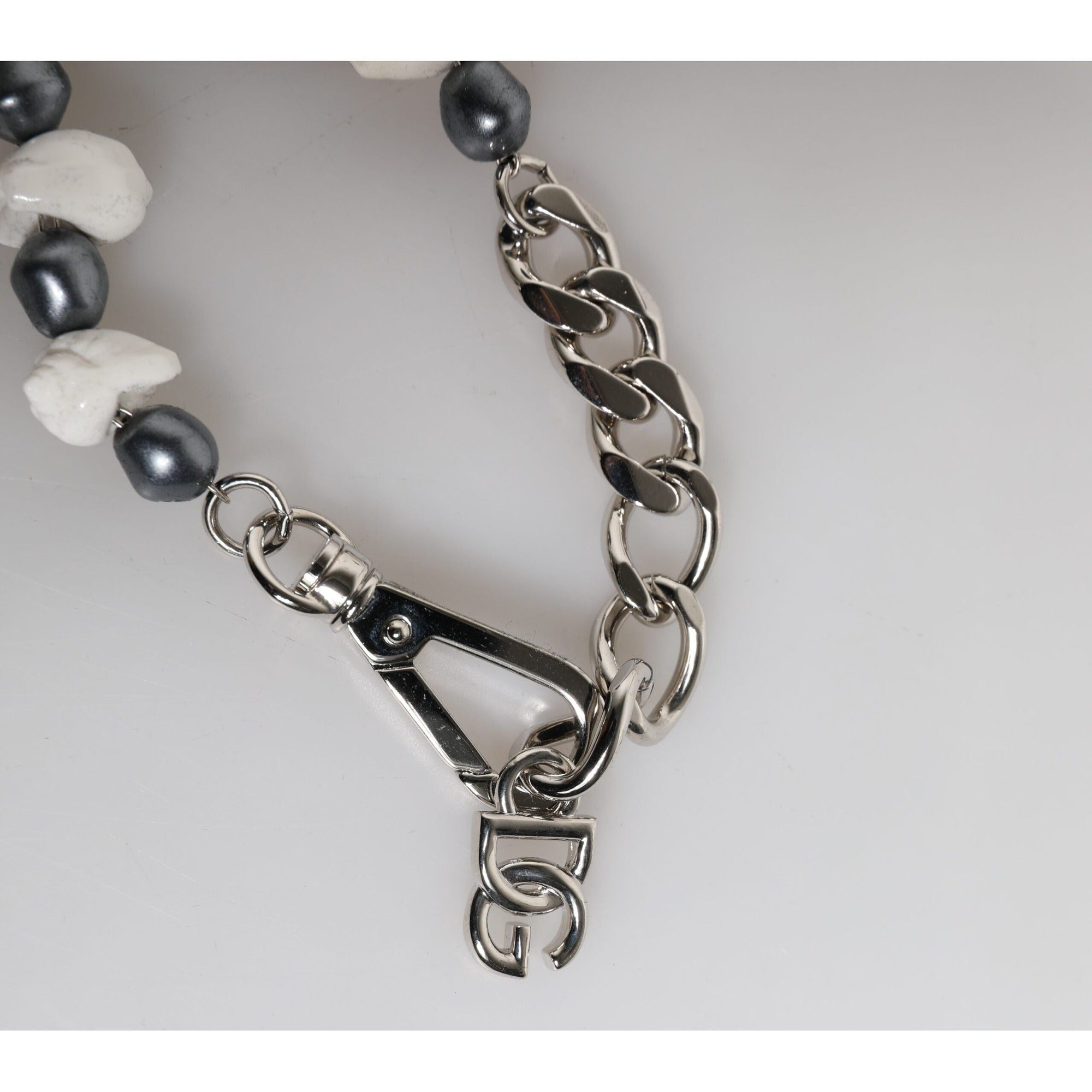 Bracelet Dolce & Gabbana en laiton argenté, perles et pendentif coquillage siglé DG