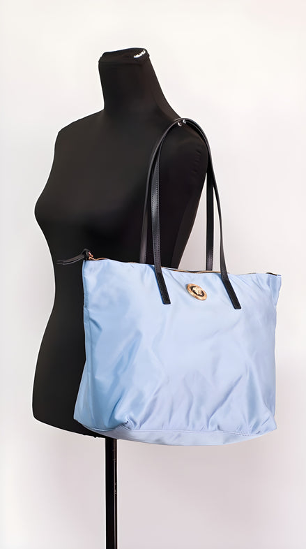 Sac fourre-tout Versace Portuna Medusa en nylon et cuir, bleu pervenche, taille moyenne