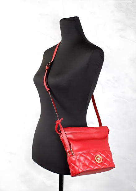 Sac à bandoulière Versace en cuir matelassé rouge avec cordon de serrage, type seau